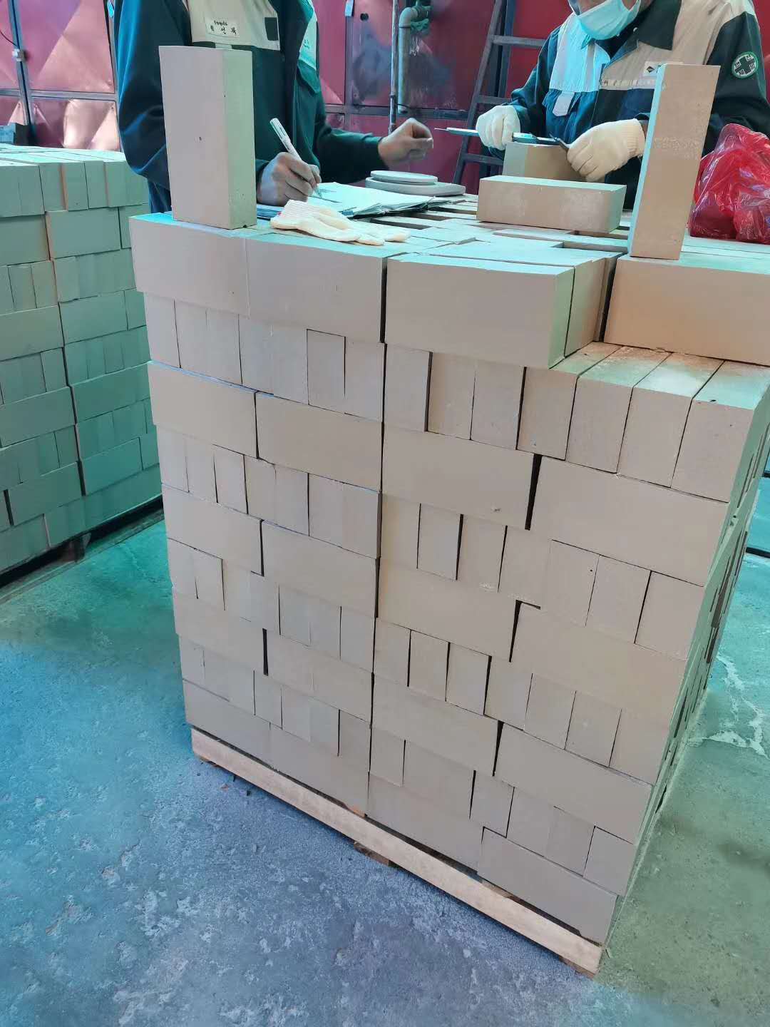 65厚耐酸磚今年處于一直是缺貨狀態(tài)，而且價格高，那么為什么會出現(xiàn)這種情況